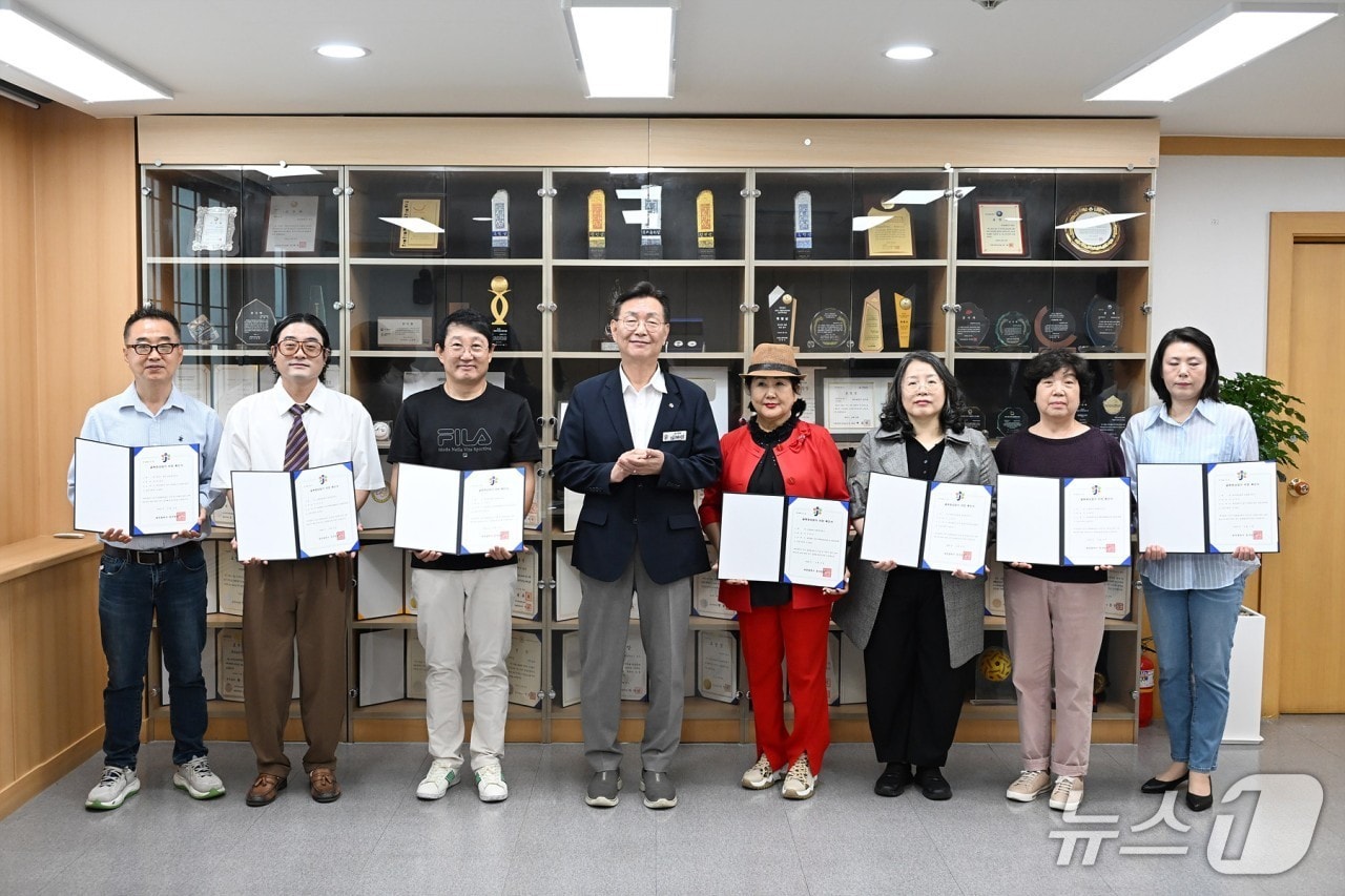김제선 중구청장이 골목형상점가 신규 지정 상인과 포즈를 취하고 있다.(중구 제공. 재판매 및 DB금지)