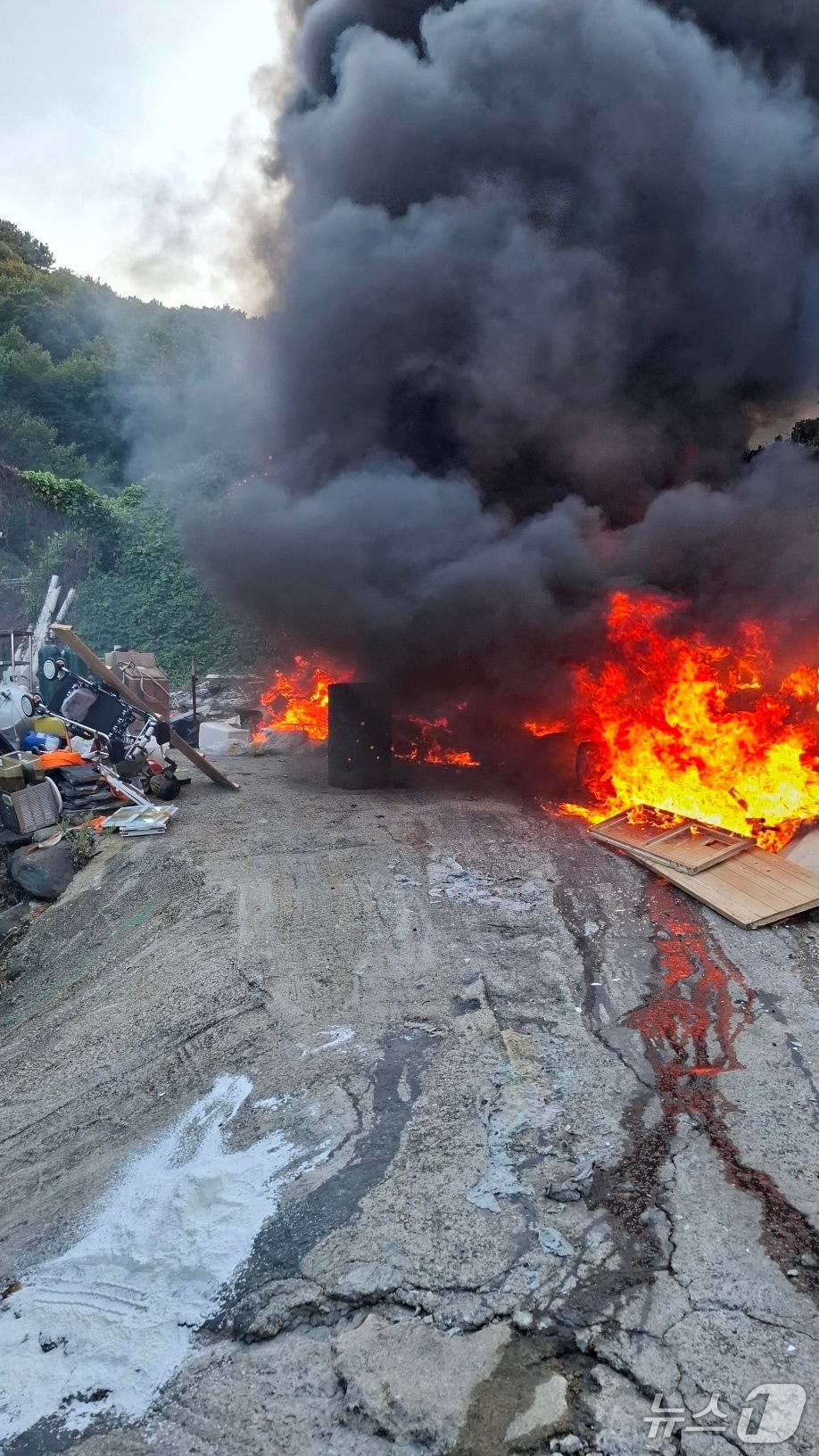 8일 오후 4시 15분쯤 부산 사하구 구평동의 한 고물상에서 불이 났다. 사진은 화재 현장 모습. (부산소방재난본부 제공. 재판매 및 DB금지)