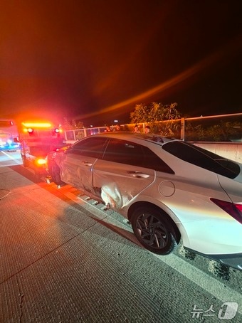 8일 오후 8시 24분께 울산 울주군 경부고속도로 부산 방면 50㎞ 지점에서 1차선을 주행하던 승용차가 보수 작업을 준비 중이던 포터 차량을 들이받는 사고가 났다.(울산소방 제공. 재판매 및 DB금지)/뉴스1