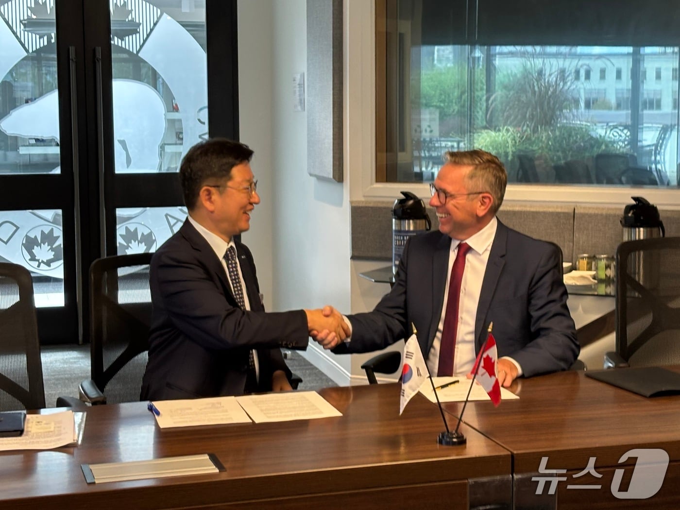 한국조폐공사 성창훈 사장(왼쪽)과 캐나다 조폐국 톰 프로갓 최고사업책임자(CCO)가 MOU 체결 후 기념사진을 촬영하고 있다. (한국조폐공사 제공. 재판매 및 DB금지) /뉴스1