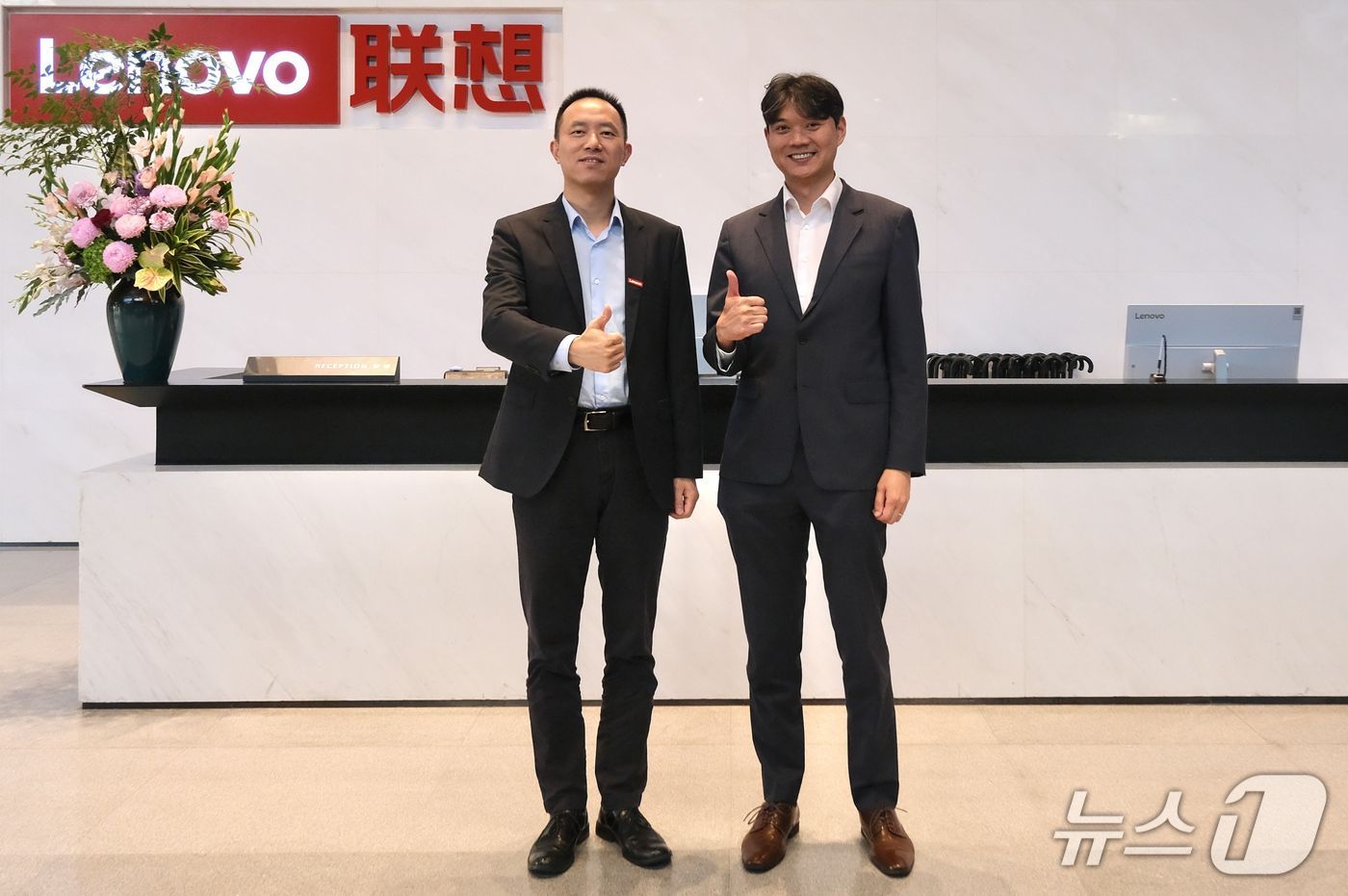 HL그룹은 자율주행 설루션 전문기업 HL클레무브가 글로벌 IT 기업 레노버(Lenovo)와 자율주행 시장 선점을 위한 파트너십을 체결했다. 사진은 기념 촬영을 하는 HL클레무브 이윤행 사장(오른쪽)과 레노버 피터 수(Peter Xu) 부사장. (HL그룹 제공)