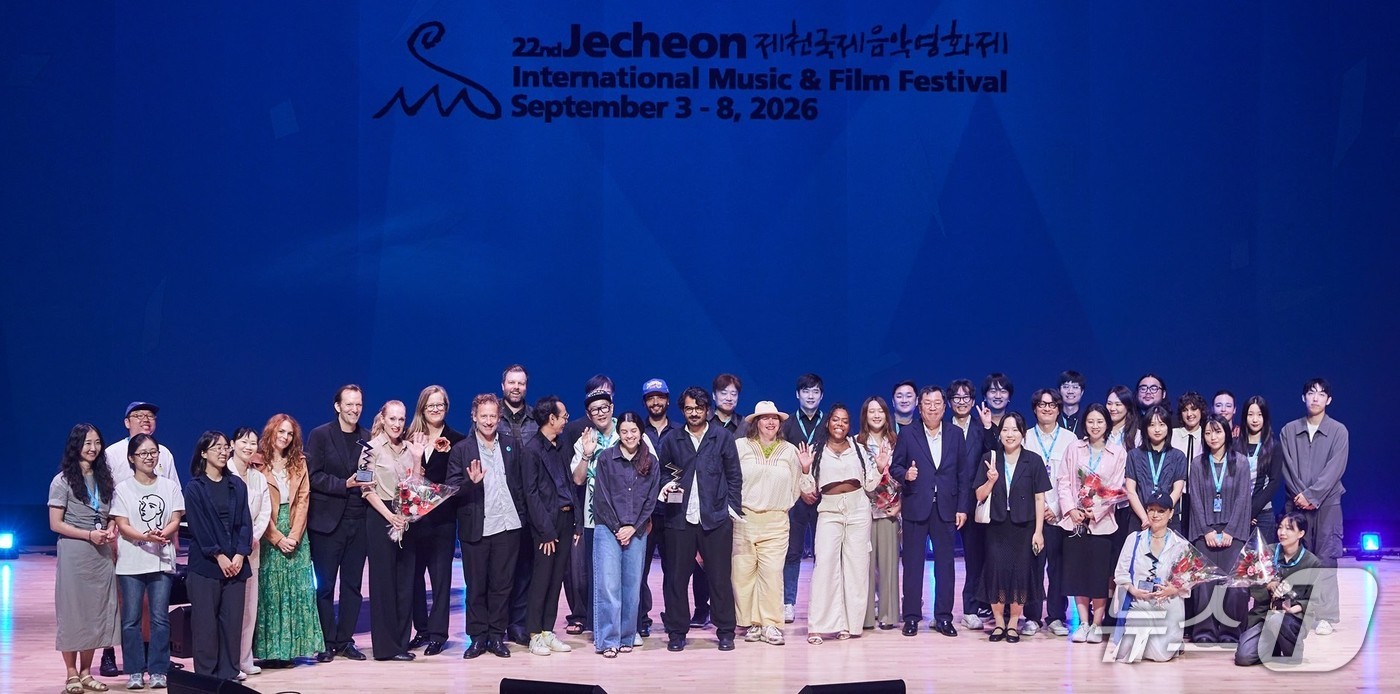 지난 8일 22회 제천국제음악영화제 폐막식 무대에 함께한 경쟁 부문 수상자·후보자 및 시상자. (조직위 제공. 재판매 및 DB 금지)