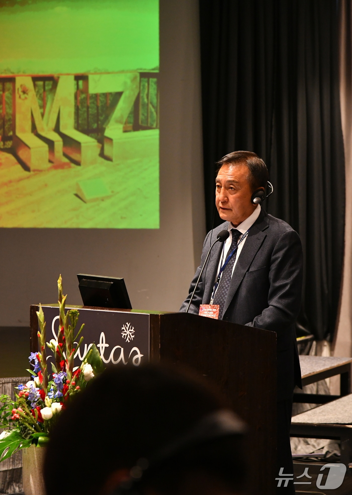 김세훈 화천군수가 지난 8일 핀란드 로바니에미시에서 열린 제21회 세계겨울도시 시장회의 발제자로 나서 ‘화천형 햇빛연금’구상을 설명하고 있다.(화천군 제공, 재판매 및 DB금지)