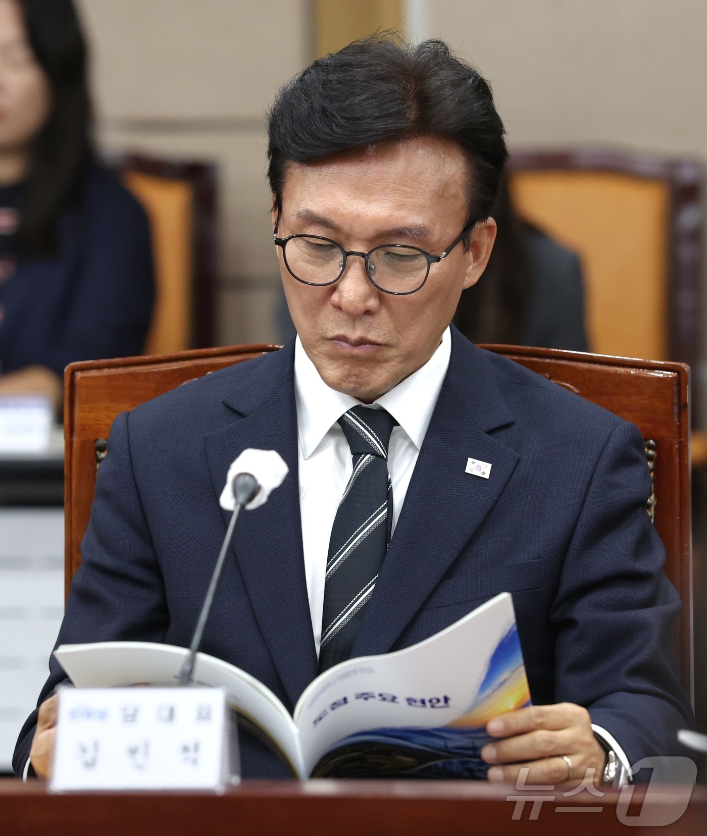 김민석 더불어민주당 대표가 9일 전북 전주시 전북특별자치도청에서 열린 더불어민주당·전북특별자치도 예산정책협의회에서 도정 주요 현안 자료를 살펴보고 있다. 2026.9.9 ⓒ 뉴스1 유경석 기자