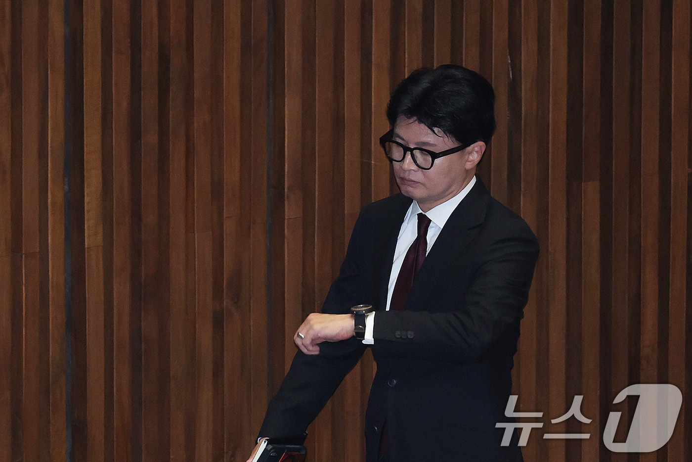 한동훈 무소속 의원이 9일 서울 여의도 국회에서 열린 제439회국회(정기회) 제5차 본회의에서 시계를 보고 있다. 2026.9.9 ⓒ 뉴스1 신웅수 기자