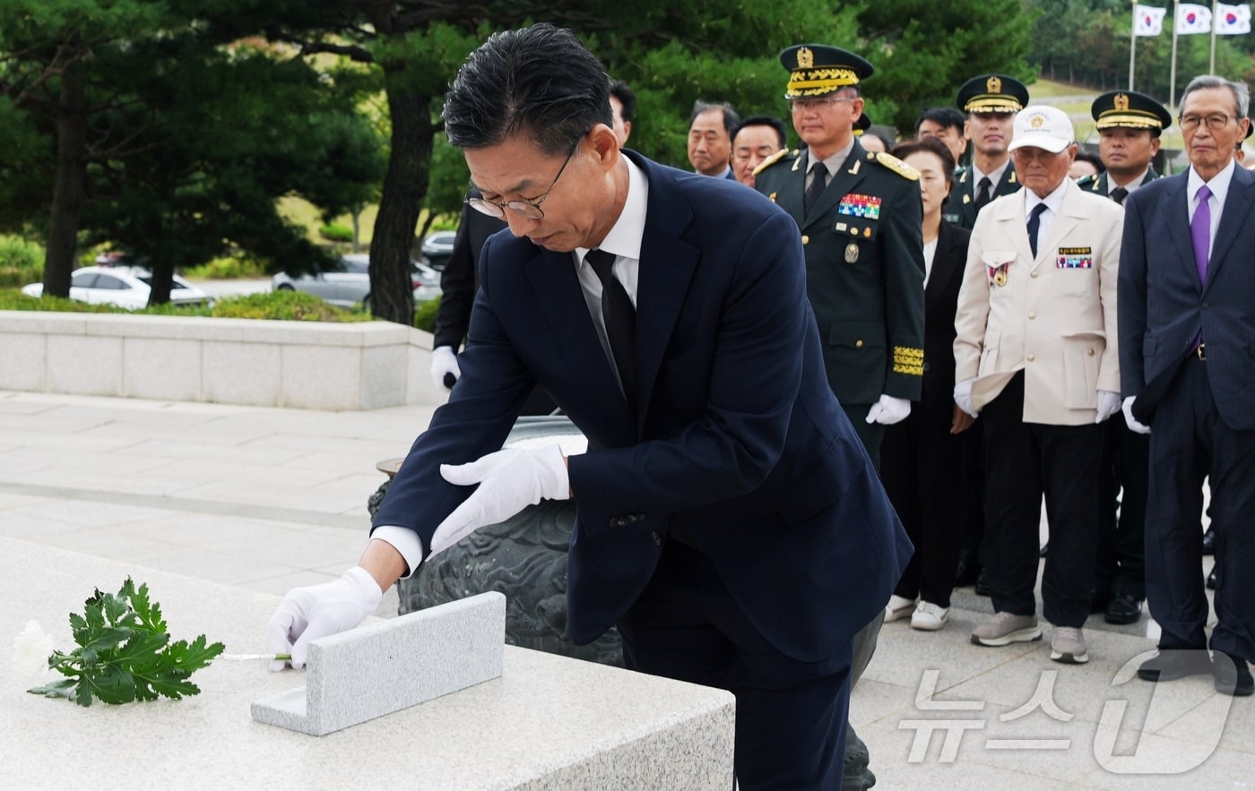 9일 국립영천호국원에서 열린 제76주년 영천대첩 기념행사에서 김병삼 영천시장이 참전용사들의 희생과 헌신을 기리며 헌화하고 있다.(영천시 제공. 재판매 및 DB금지) ⓒ 뉴스1 정우용 기자