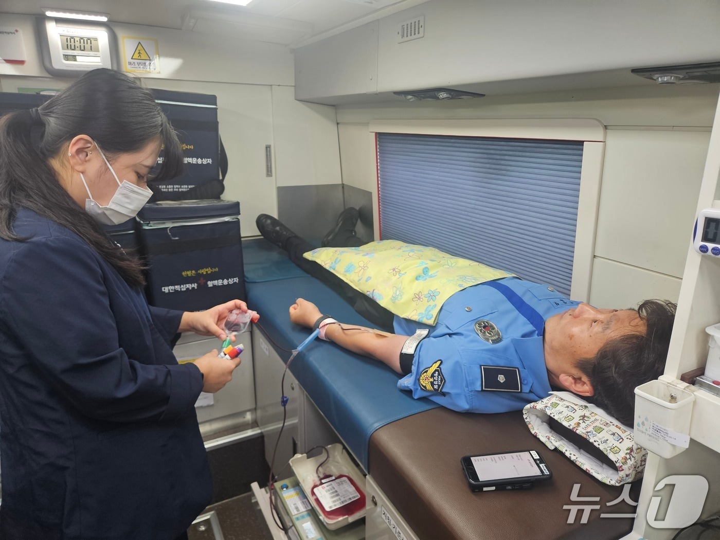해양경찰의 날을 하루 앞둔 9일 사랑의 헌혈에 동참 중인 속초해경 경촬관.(속초해경 제공, 재판매 및 DB 금지) 2026.9.9/뉴스1