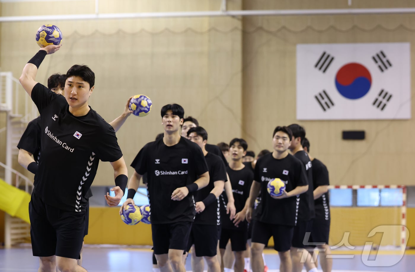 9일 충북 진천선수촌에서 열린 2026 아이치-나고야 아시아게임 핸드볼 남자 국가대표 미디어데이에서 선수들이 훈련하고 있다. 2026.9.9 ⓒ 뉴스1 김민지 기자